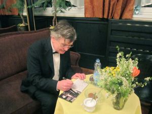 Eugen Indjic dedykuje swoją płytę CD z utworami F. Chopina Salonikowi Czterech Muz. Fot. Jolanta Nitka